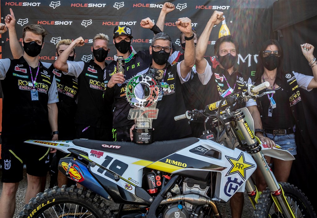 Foto: Thomas Kjer Olsen i midten med kasket - FC 250 - Rockstar Energy Husqvarna Factory Racing